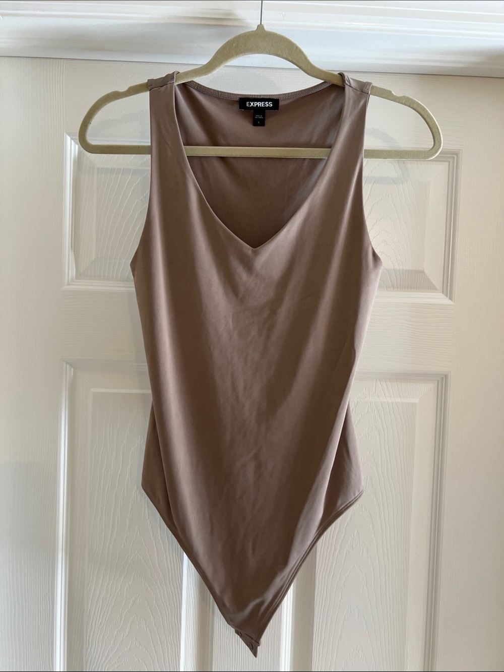 Express Women's Taupe Scoop V-Neck Sleeveless Bodysuit, Small